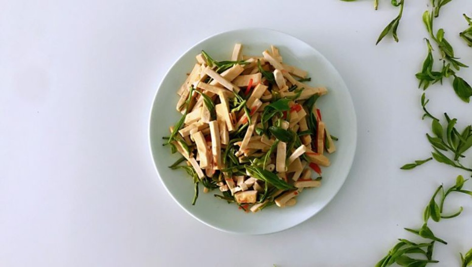 菜內加入新鮮茶葉，春天里最清新淡雅的味道
